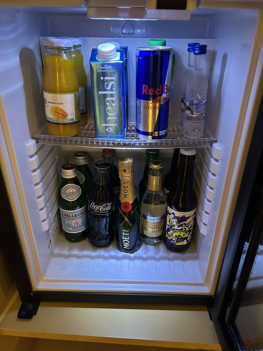 kirarin0724's tweet photo. ドリンクやスナックはほぼ（一部除く）フリーです

でもジュース1本とポテチを食べただけです🤭

The Ivens, Autograph Collection

#kirarin誕生日前旅行
#ポルトガル
#リスボン
#Lisbo https://t.co/dPp19A01xZ