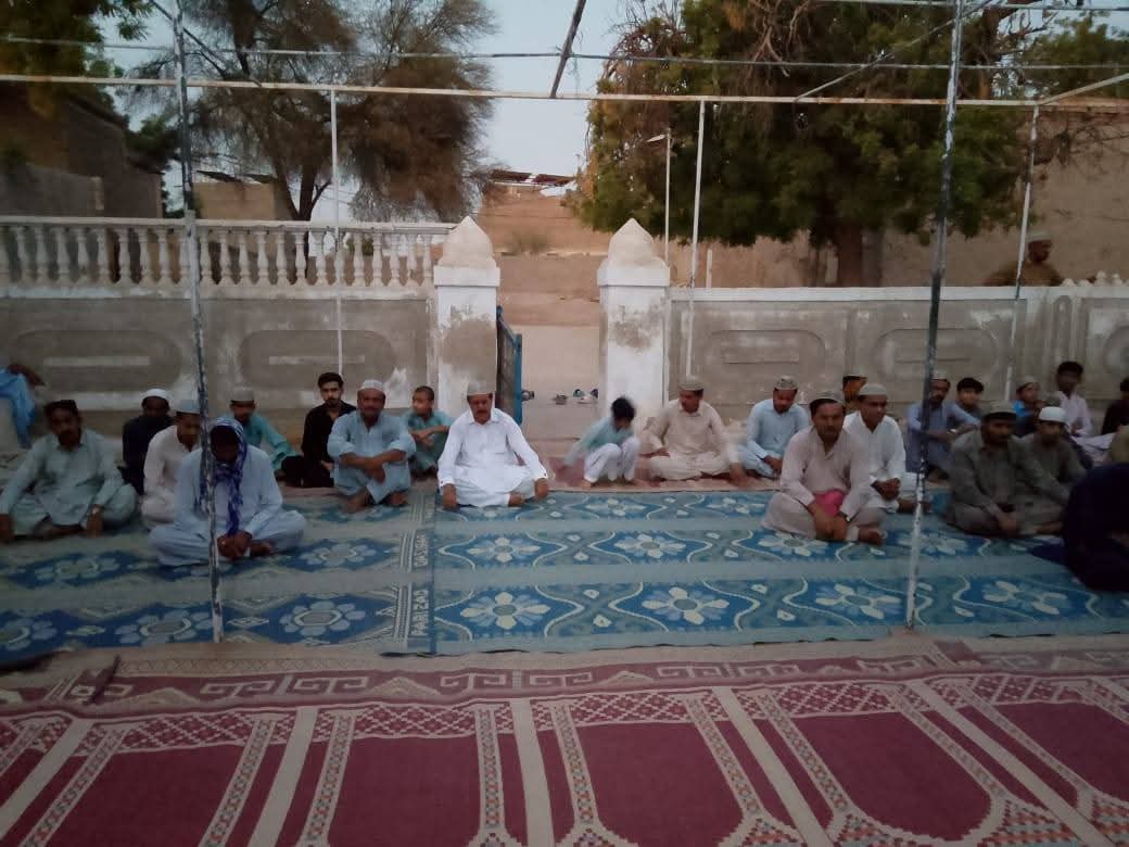 CellNishat's tweet photo. آذان پيرزادو: (پريس سيڪريٽري)
شهيد بينظير آباد: ناجيه شاگرد تنظيم "نشات" جماعت لواري شريف ضلع شهيد بينظير آباد يونٽ قاضي احمد جي طرفان درگاھ عاليه لواري شريف ڇهين سجادہ نشین حضرت امام العارفین پیر حاجی احمد زمان قدس سرہ جن جي 149 هين سالگره مبارڪ ھر سال جيان ھن سال به  نهايت ئي عقيدت و احترام سان ملهائي وئي، هن سالگره مبارڪ جو ڪيڪ نشات تنظيم جماعت لواري شريف ريجن شھيد بينظير آباد جي صدر سائين علي بخش قريشي، سائين پير ظاهر شاھ، سائين پير شير محمد، چاچا عبدالستار لاشاري ڪاٽيو پروگرام ۾ يونٽ قاضي احمد جي ممبرن ۽ جماعت وارن ڀرپور شرڪت ڪئي.