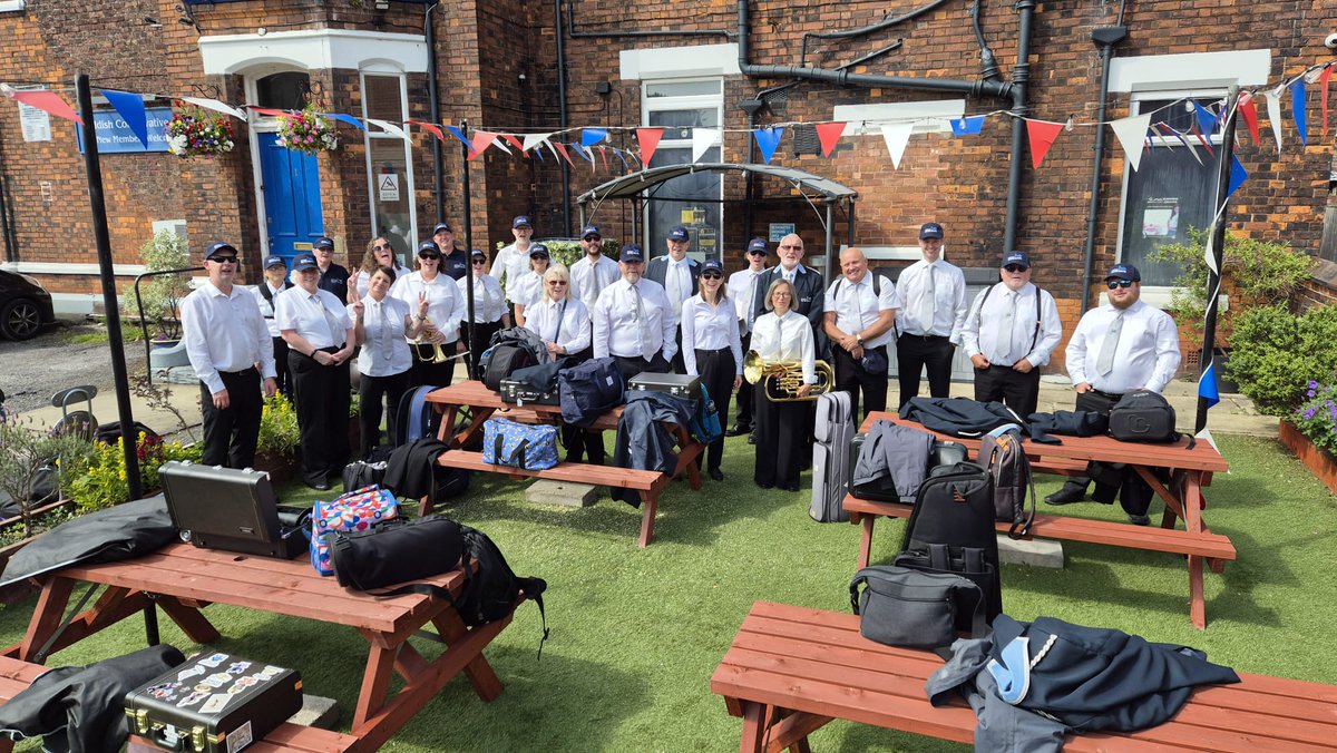 StockportSilver's tweet photo. Whit Friday 🎉🎉🎉
Good luck to all our friends and bands out playing today in the Greatest Free Show on Earth!!
We're off to our first venue at The Bush Inn, Droylsden #whitfriday https://t.co/SIdb8BdzPC