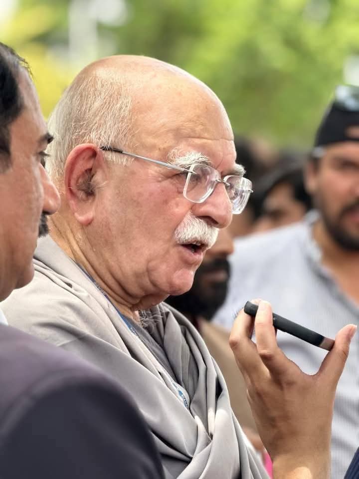 سابق آرمی چیف جرنیل مشرف اپنی کتاب میں لکھتے ہیں کہ فاٹا آپریشن کرتے وقت پشتو نوں  کے تمام سیاسی اور مذہبی لیڈروں نے ہمیں اس بات کا ثبوت دیا کہ فاٹا آپریشن میں ھم آپ کے ساتھ شانہ بشانہ کھڑے ہیں لیکن سوائے محمود خان اچکزئی کے اس نے فاٹا آپریشن کرنے پر ہمارے خلاف شدید مخالفت کا