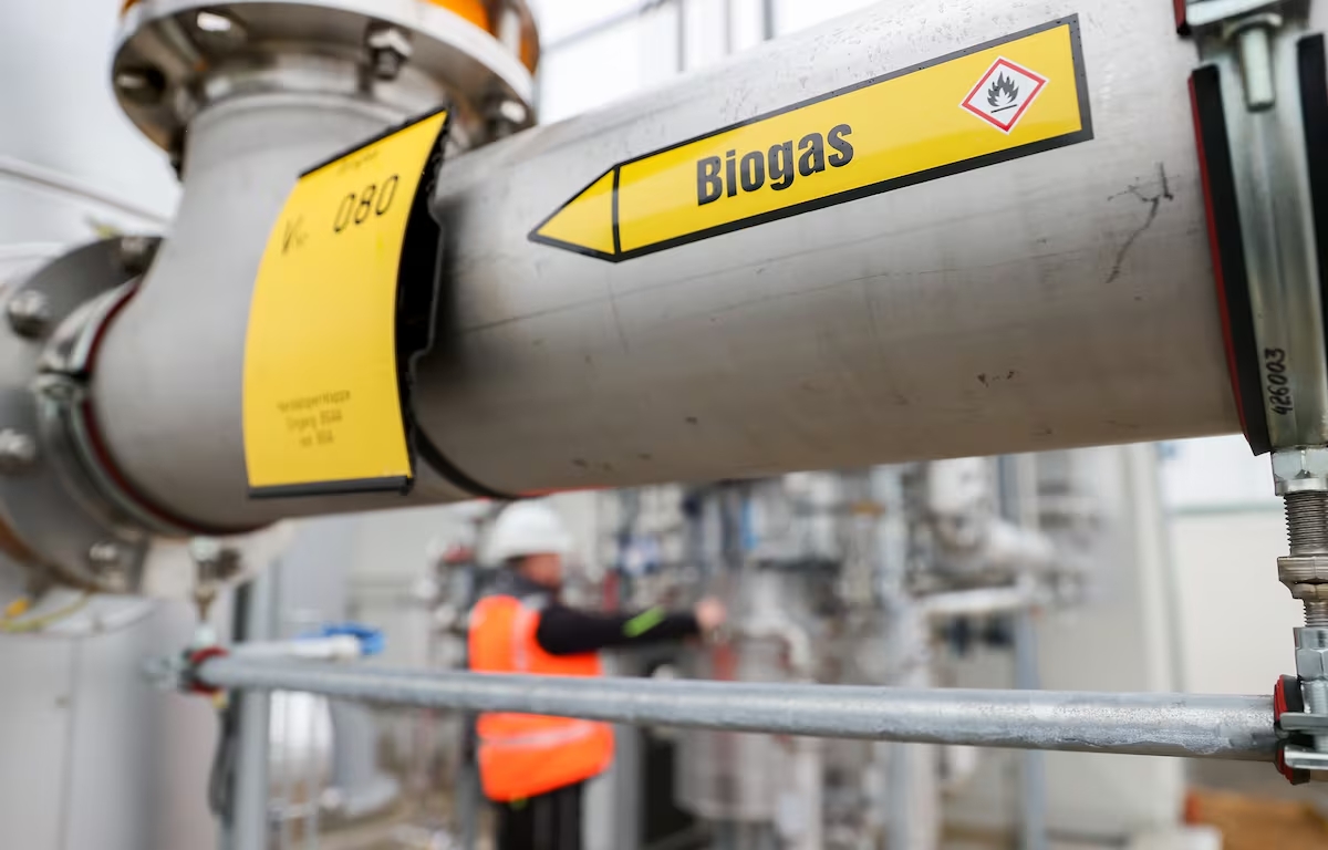 España cuenta con un gran potencial para producir #biometano a partir de residuos agrícolas y urbanos, pero su desarrollo se ve limitado por factores como los elevados costes, la complejidad normativa y la falta de un mercado estructurado. Leer más: 💡bit.ly/INDEREN673 ♻️
