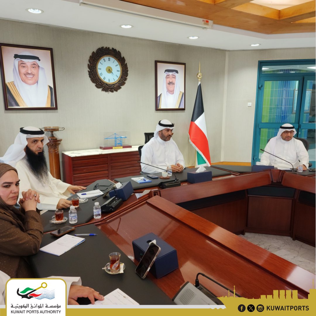 #مؤسسة_الموانئ_الكويتية تعقد 
اجتماعاً طارئا برئاسة مدير عام المؤسسة 
الشيخ / خالد سالم عبدالعزيز الصباح 
وبحضور مساعدي المدير العام وممثل وزارة التجارة والصناعة 
ومديري الإدارات المعنية و أعضاء اللجنة الدائمة للدفاع المدني لمواجهة الطوارئ والكوارث والازمات 
لبحث الاستعدادات