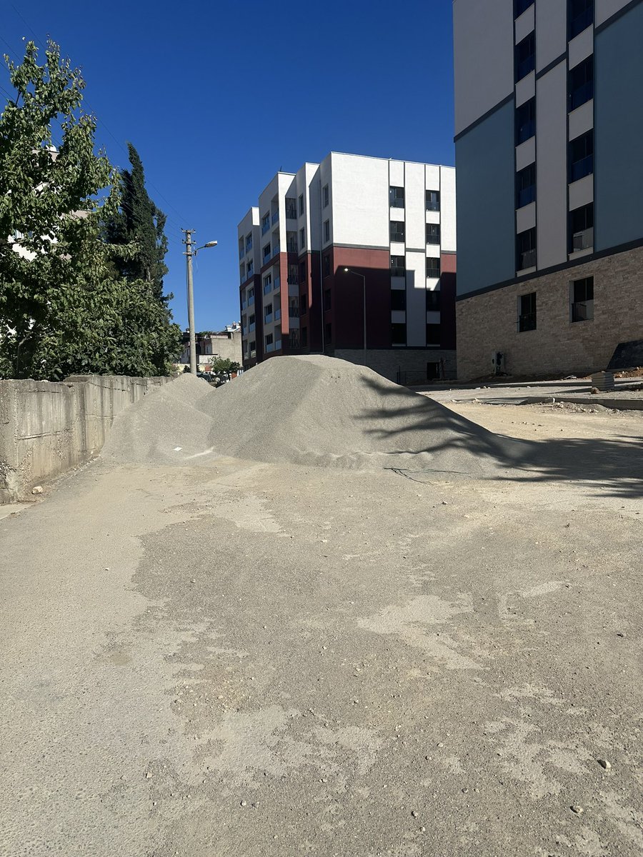 rmznkrt_kurt's tweet photo. @HanifiToptas Başkanım istiklal mahallesine de bekliyoruz. Binevler Toki rezerv alan çevresi ne zaman düzelecek? Aylardır tozdan çamurdan pislikten mahalleden geçilmiyor. https://t.co/26sZ9ag1ed