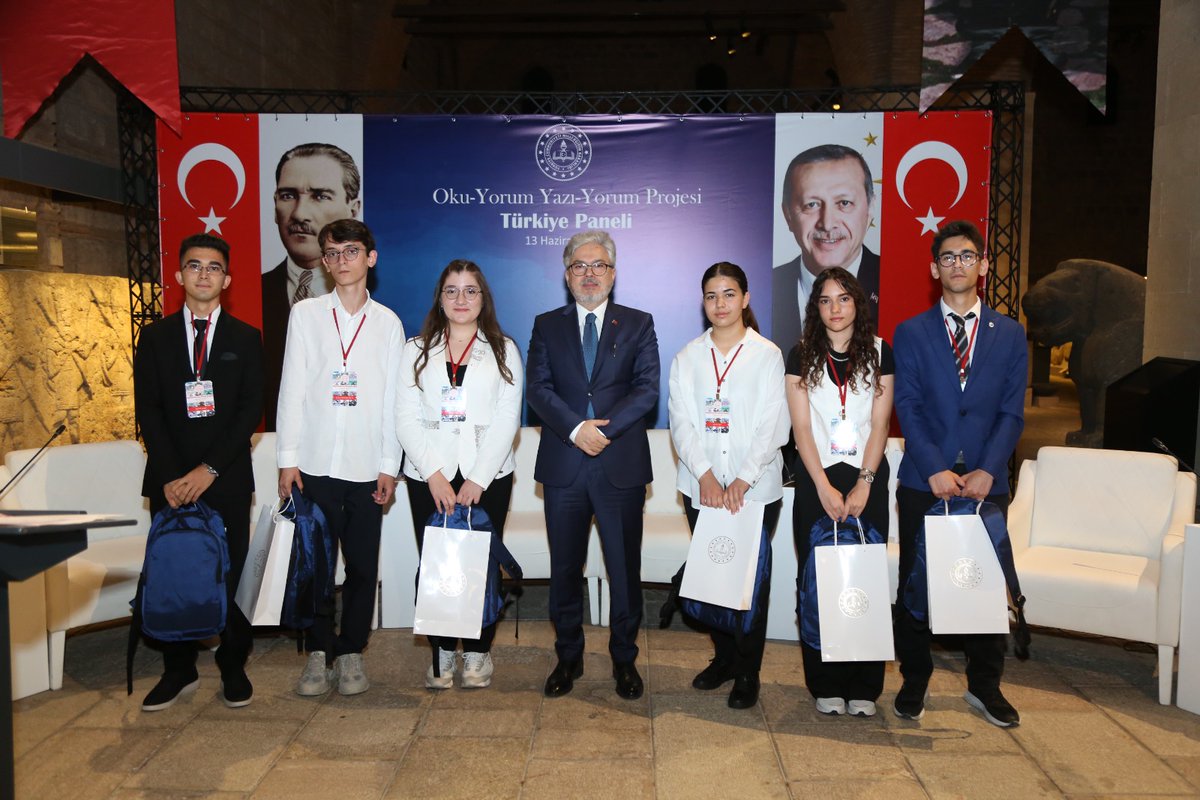📚 Genel Müdürlüğümüzün öğrencilerde okuma kültürünü yaygınlaştırmak, yorumlama ve anlatım becerilerini geliştirmek amacıyla yürüttüğü “Oku-Yorum Yazı-Yorum Projesi” kapsamında düzenlenen Türkiye Paneli ve “Destanlarımı Çiziyorum” yarışmasının ödül töreni Ankara’da