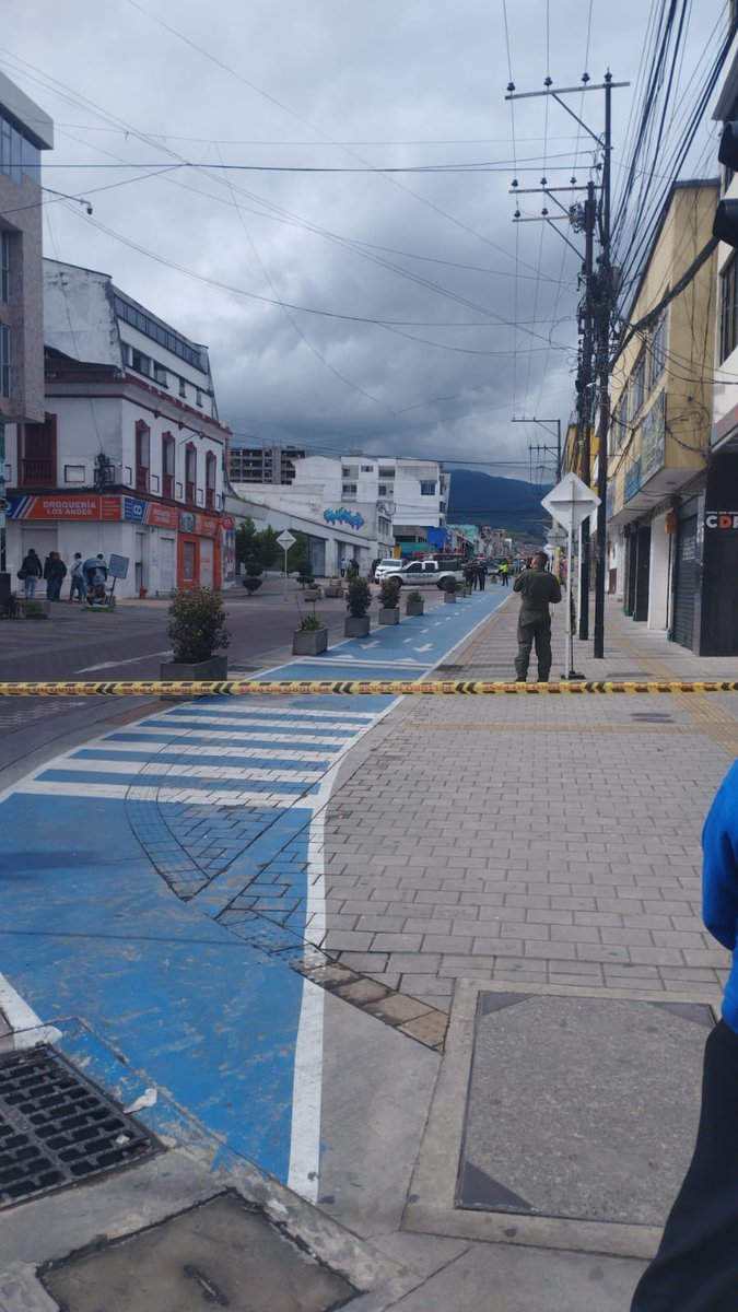 TremendoVilla's tweet photo. A esta hora personal anti explosivos de la policia metropolitana de Pasto, hace presencia en las instalaciones de la secretaría de tránsito donde presuntamente instalaron un explosivo de alto poder. Es el segundo episodio de terrorismo y zozobra en menos de 48 horas en Pasto.

Funcionarios de las dependencias y comerciantes de la zona, han sido evacuados de sus lugares de trabajo, se solicita máxima precaución a conductores y evitar transitar por sectores aledaños.

@alcaldiapasto @gobnarino @PoliciaPasto @PoliciaNarino @mindefensa @NicolasToro2024 @LuisAlfonsoEsc