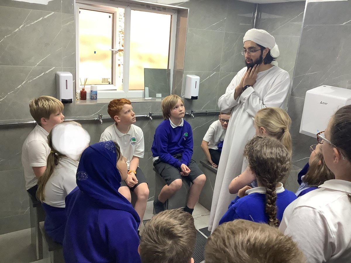 ReinwoodJuniors's tweet image. #RJS4D enjoyed a fascinating visit to a local mosque, The Eden Centre Highfields, where we learned more about the 5 pillars of Islam as well as information about the mosque building itself and how it is used #RJSRE