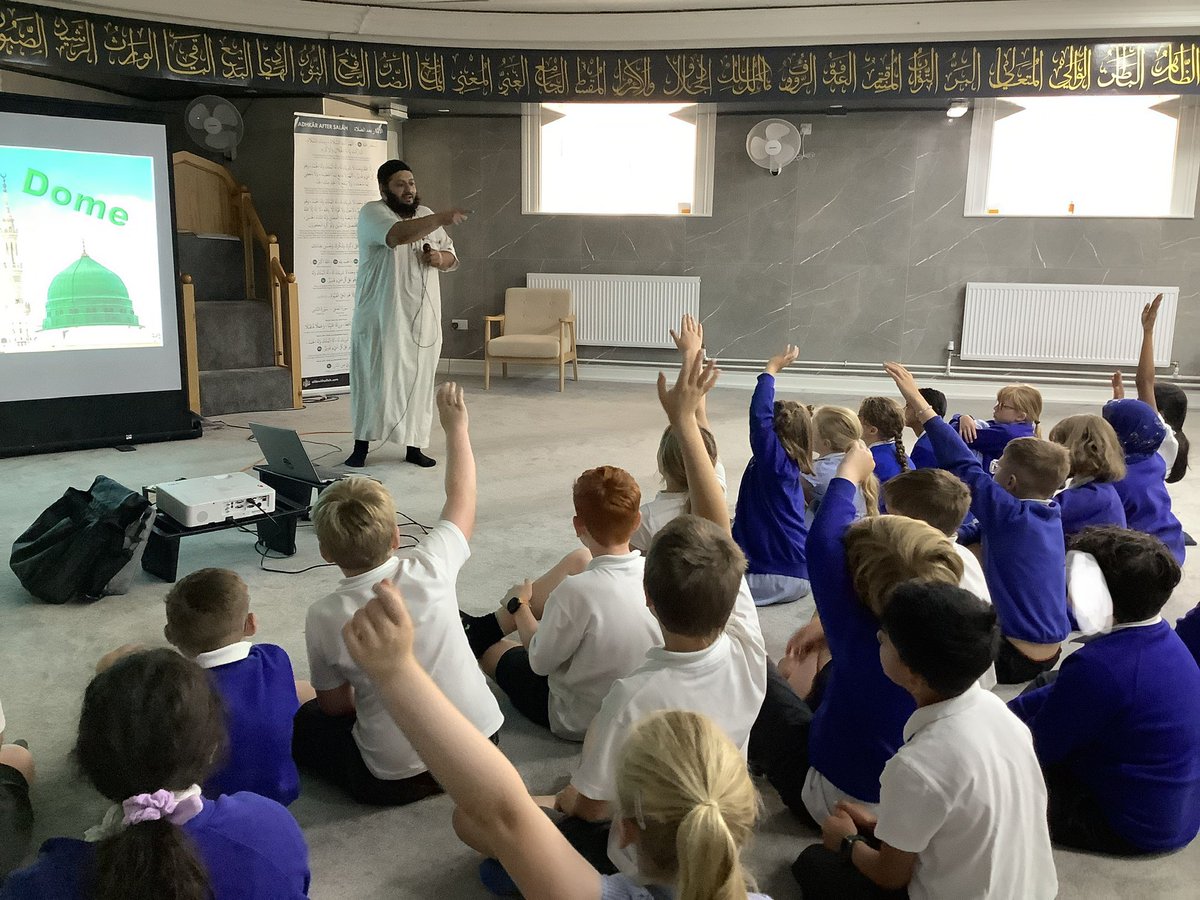 ReinwoodJuniors's tweet image. #RJS4D enjoyed a fascinating visit to a local mosque, The Eden Centre Highfields, where we learned more about the 5 pillars of Islam as well as information about the mosque building itself and how it is used #RJSRE
