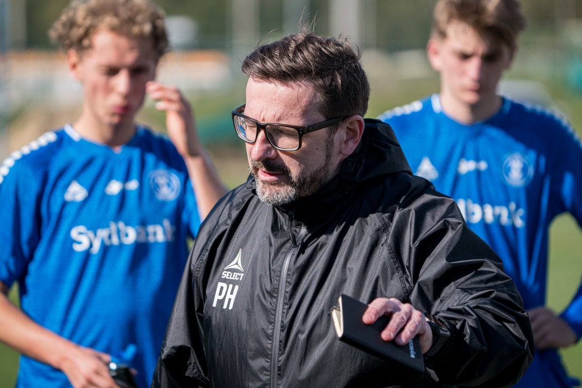 ÆNDRINGER PÅ AKADEMIET 💙 Lyngby Boldklub siger denne sommer tak for denne gang til blandt andre U19-cheftræner Piotr Haren og U17-cheftræner Younes Khabthani. Læs mere om akademiets afgange på trænersiden her: lyngby-boldklub.dk/2025/06/13/aen…