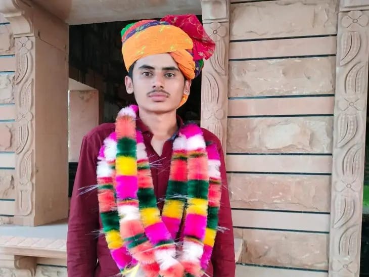 dineshbohrabmr's tweet photo. सफ़ेद कोट के ख़्वाब, मगर आया सफ़ेद कफ़न में। 
बाड़मेर का 20 वर्षीय जयप्रकाश 12वीं के बाद डॉक्टर बनने का सपना लेकर कोटा गया था। पिता ने मजदूरी व कर्ज से उसे पढ़ाया। अहमदाबाद के B.J. मेडिकल कॉलेज में चयन हुआ। विमान हादसे में बुरी तरह झुलसने के बाद इलाज के दौरान उसकी मौत हो गई। सपना था डॉक्टर बनने का, लौटा कफन में..."