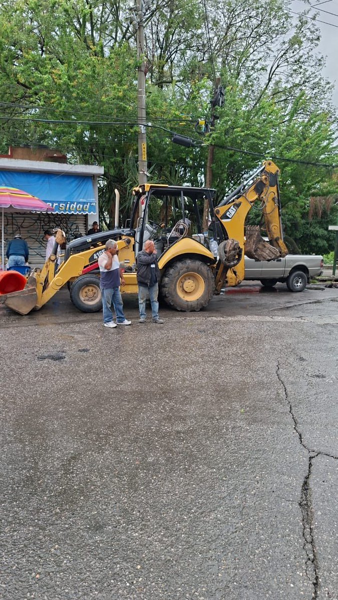 SspCuernavaca's tweet photo. 🚧 #AlertaVial
Cierre temporal en Av. Universidad por trabajos de reparación tras afectaciones por lluvias. 🚫 Ambos carriles estarán inhabilitados.

✅ Vías alternas (sur a norte):
• Calle del Hueso
• Priv. Ernesto Burciaga
• Calle Leyva
• Río Balsas

https://t.co/eXOoKyGLoV https://t.co/wLpX8q9ewi