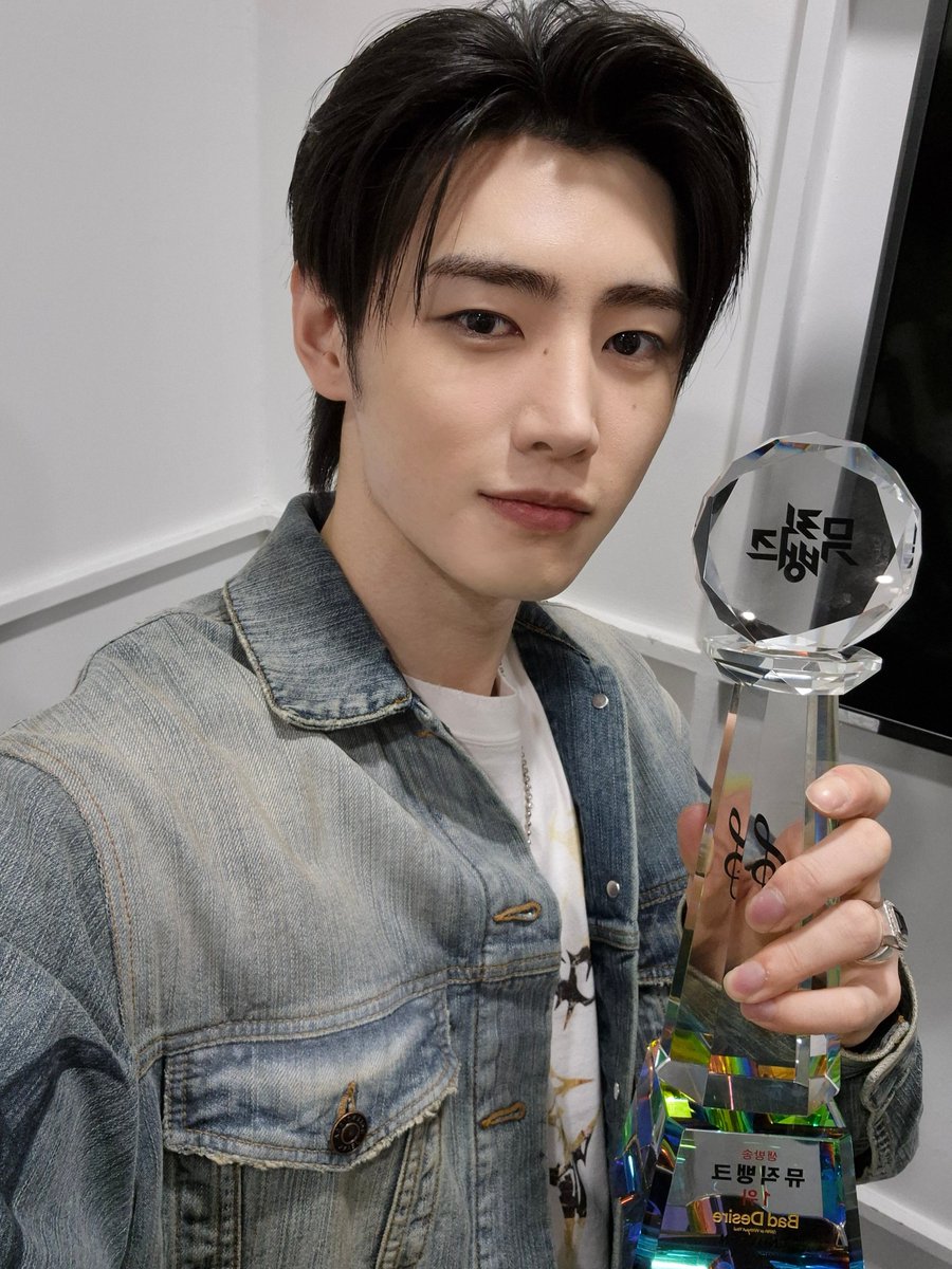 enhypenweverse's tweet photo. [ #성훈’s Post ] 250614

#SUNGHOON: From yesterday to Music Bank, as expected ENGENEs are the best!!😍

@ENHYPEN_members @ENHYPEN #ENHYPEN #엔하이픈 https://t.co/J1Rrholxlg