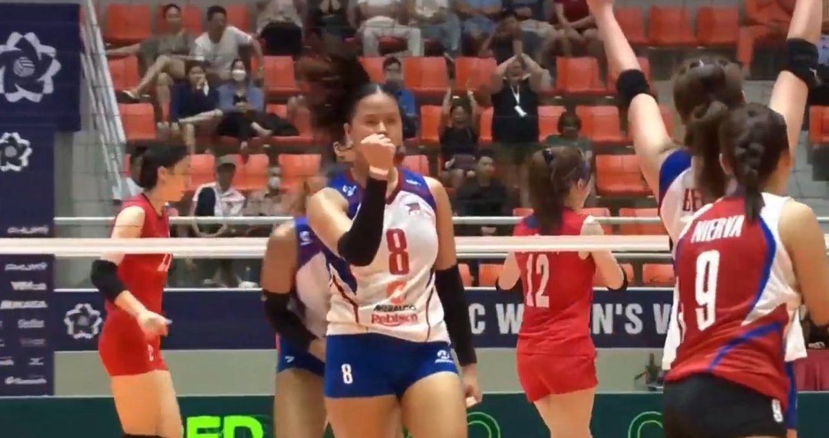 lilyganados's tweet photo. This is the best thing that Jorge did the whole match! Fielding in the Eya  Laure. Nung nakita ko si Eya sa 5th set! I know she will finish this game in burning passiong the 5th set clutch Queen!! https://t.co/3ENGUApwyg