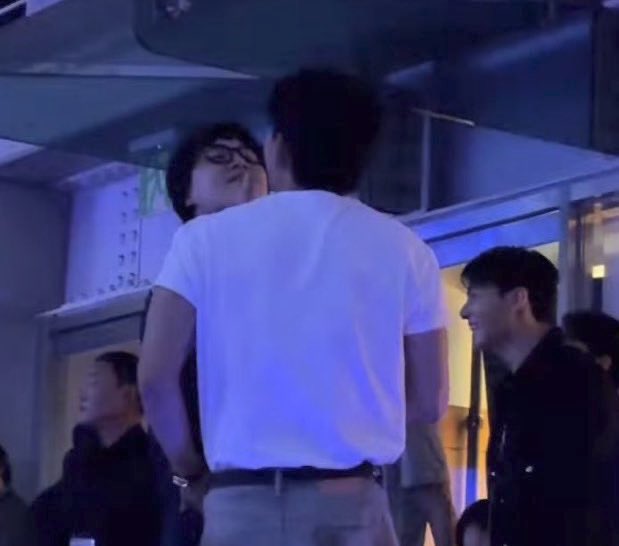 이래서
애들앞에선
찬물도못마신단말이잇나봄••