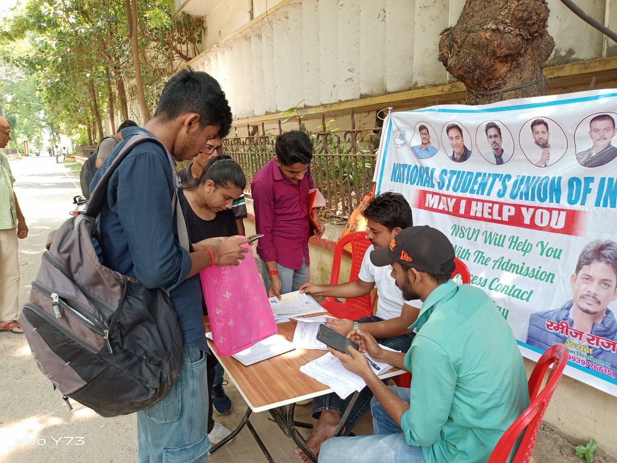 RamizRajaNsuiPu's tweet image. पटना विश्वविद्यालय में नए सत्र के स्नातक में नामांकन की प्रक्रिया आज से शुरू हो गई है! 
आज पटना सायंस कॉलेज में #NSUI द्वारा #Help_Desk के माध्यम से नामांकन हेतु आए छात्र-छात्राओं की मदद की गई।
@kanhaiyakumar @varunchoudhary2 @KumarAshishINC @SurajYadavNSUI @satyamkushinc