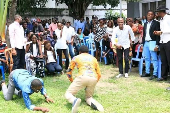 PatrickLokala_'s tweet image. #RDC ! Professeur Henri Mova Sakani : « Pona Raïs Kabila toko nguluma ». Il a fait pire que son collègue André Mbata qui n’a fait chanter Happy birthday to mister President Félix Tshisekedi.