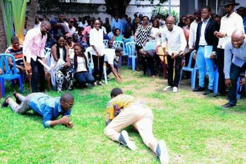 PatrickLokala_'s tweet image. #RDC ! Professeur Henri Mova Sakani : « Pona Raïs Kabila toko nguluma ». Il a fait pire que son collègue André Mbata qui n’a fait chanter Happy birthday to mister President Félix Tshisekedi.