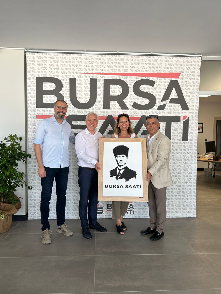 PAŞADER Başkanımız Murat Tunçel ve sevgili Mahmut Uçakcan ile birlikte, bursasaati.com ve kıymetli arkadaşımız Aysın Komitgan'ı ziyaret edip hayırlı olsun dileklerimizi ilettik. Sevgili Aysın'a ve ekip arkadaşlarına misafirperverlikleri için teşekkür ederim.