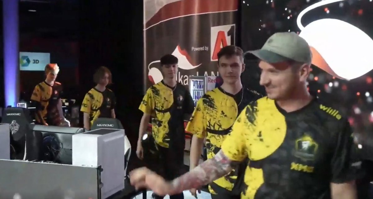 EhrlicherF's tweet photo. @12Rosler "Einsam "  er war in einem semiprofessionellen eSport Team - hier auf dem Finale einer großen LAN Veranstaltung https://t.co/grIs20Bhi5