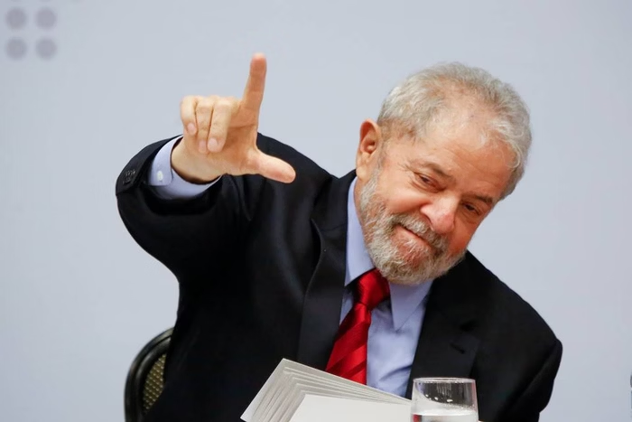 VitorBeux's tweet photo. Governar é fácil quando é só palanque. Difícil é garantir o mínimo pras crianças: merenda e livro.

E isso o PT não é capaz de fazer. Em 2026, votar na direita é questão de sobrevivência. https://t.co/lUy8A9hwx9