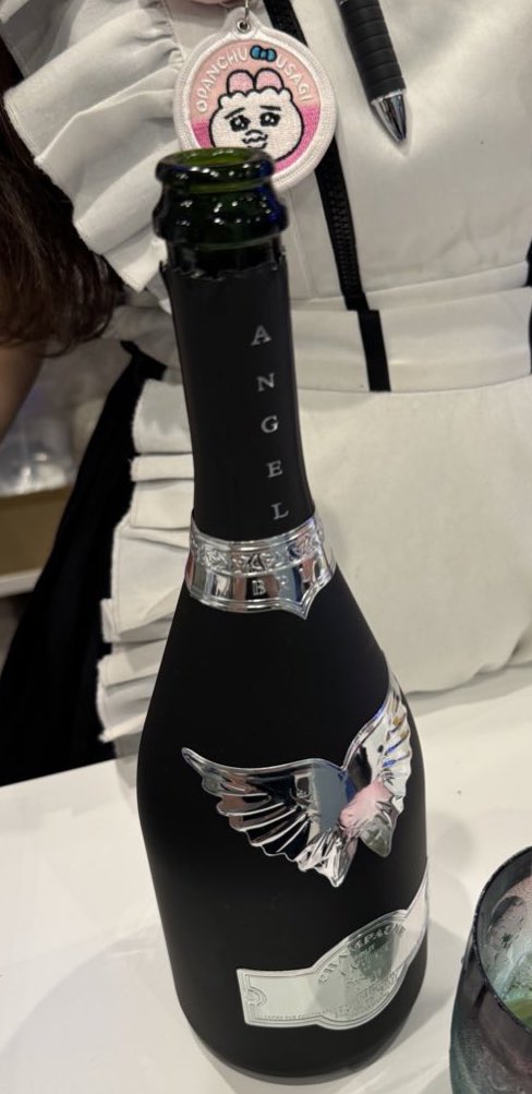 シャンパン入れてる間は俺の彼女でいてくれる子が居るんだけど

友達とか親に
「俺！？彼女いるよ！！」
(シャンパン入れてる間だけ)
ってドヤ顔で言ってしまい
もう後戻りできなくなってるから

明日同伴で俺の親に会ってもらいます
かあちゃん、喜んでくれるかな