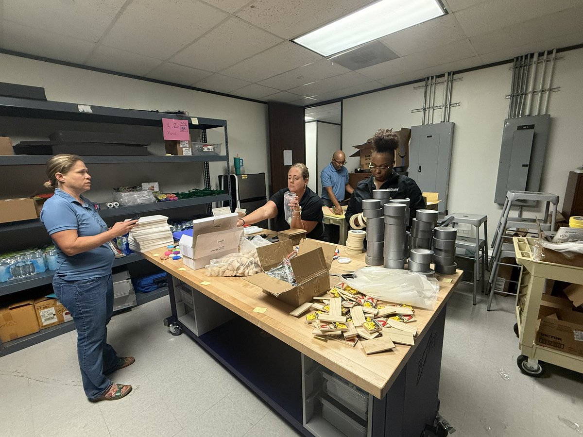 Amboree_Educate's tweet image. Spending the morning building STEM kits for our Migrant Program to help further our goal of access to STEM for ALL! We try believe that STEM-thinking is for every student in every classroom! #R4STEM