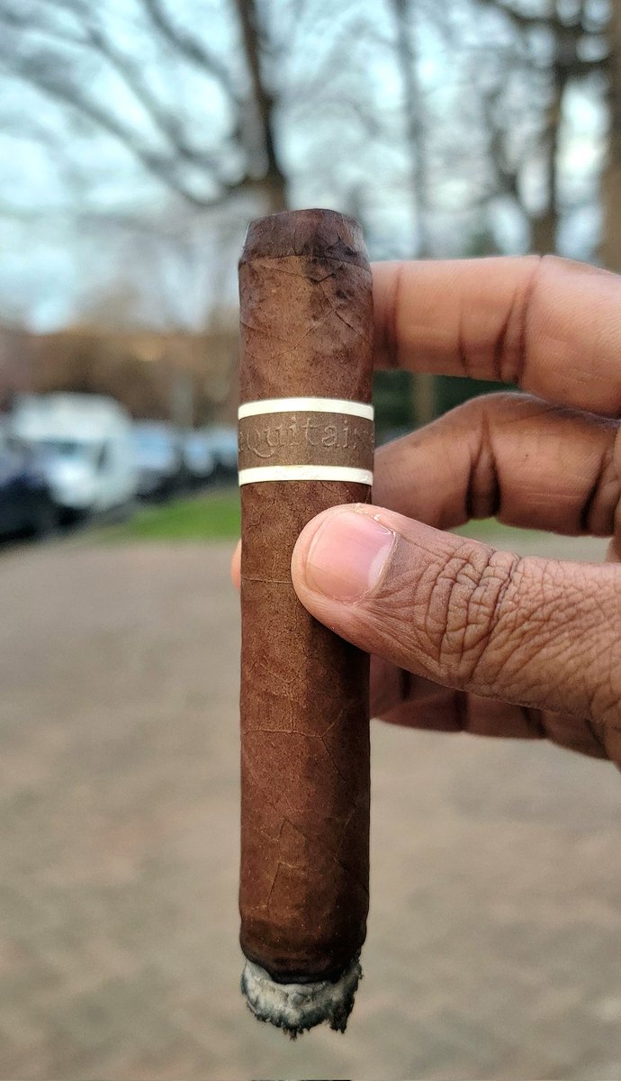 limitless_naz's tweet photo. Outdoor + Cigars = Good Times 😎 #SummerVibes https://t.co/PsomWJ2CN1