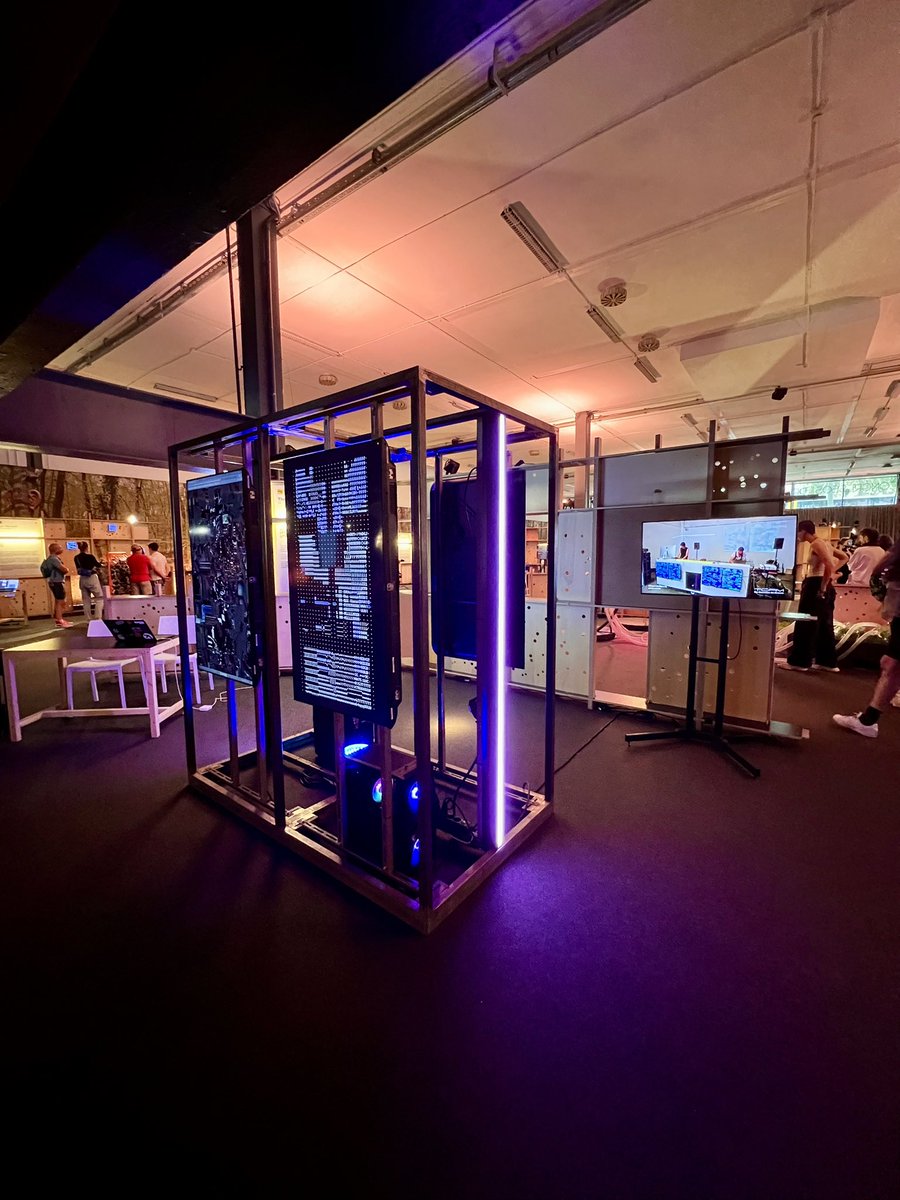Ayer inició su andadura el <a href="/SonarFestival/">Sónar Festival</a> 2025 en <a href="/Fira_Barcelona/">Fira Barcelona</a>. En nuestro primer día, decidimos darnos rienda suelta y disfrutar de la zona PROJECT AREA del <a href="/sonarplusd/">Sónar+D</a> enplatea.com/?p=43754 #Barcelona <a href="/vocaloid_yamaha/">ボーカロイド - VOCALOID6</a> @mariarnaldimas <a href="/Blood_Nina/">Nina Blood</a>