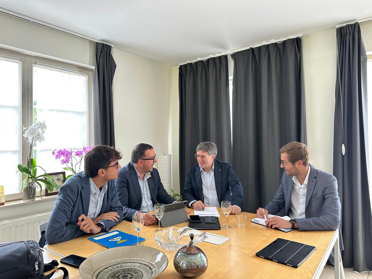 Els pobles i ciutats tenim molts reptes, que només podem abordar amb el suport, recursos i col·laboració amb la resta d'institucions. Reunió de treball, a Waterloo, amb el president <a href="/KRLS/">krls.eth / Carles Puigdemont</a> i els alcaldes d'Olot, <a href="/AgustiArbos/">Agustí Arbós</a>, i de Cabrera de Mar, <a href="/Oscar_CdM/">Òscar Fernàndez 🎗</a>. Et volem aviat a casa,