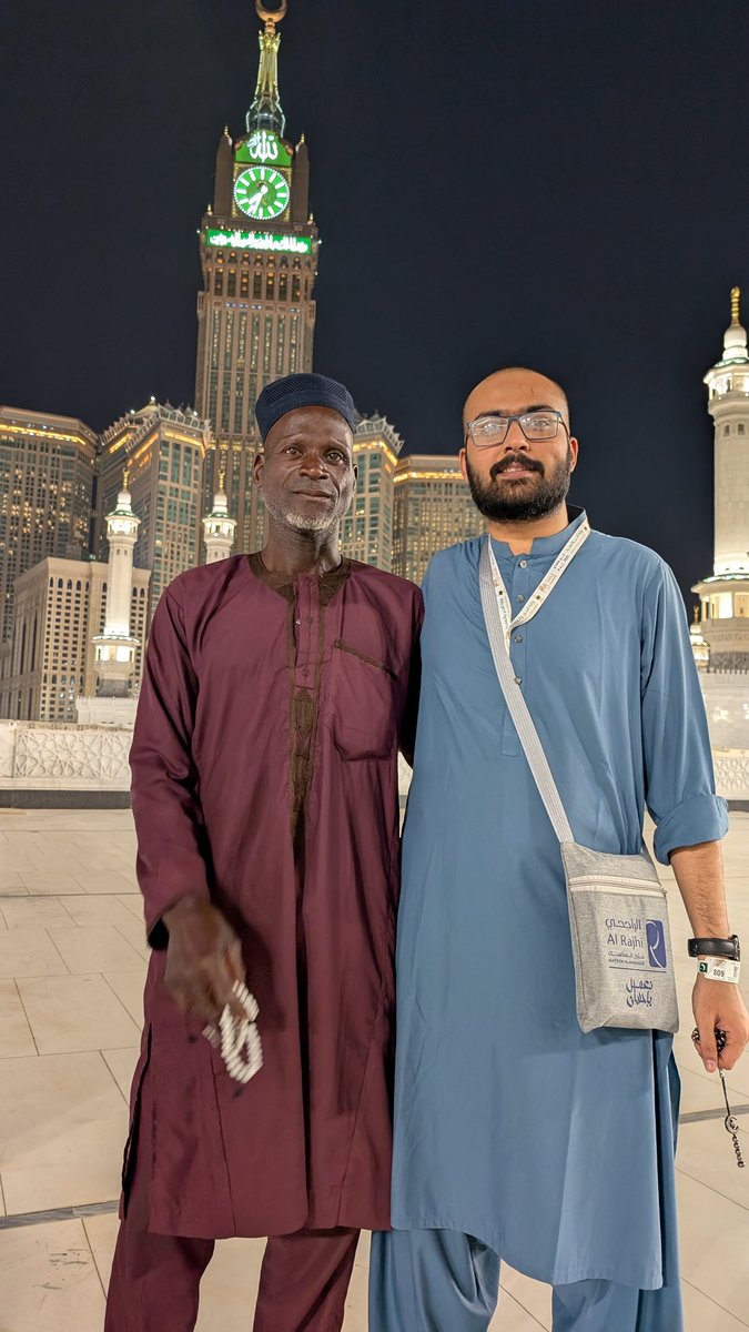 wasifEth's tweet photo. @ssg_smoke @isahamoo @LUCIFERDLORD @biafra_daily Pic 1: Me and some random black man posing for a picture in Masjid Al Haram 
Pic 2: after sleeping under the same sky at Muzdalifah https://t.co/CO6IzSfqy4