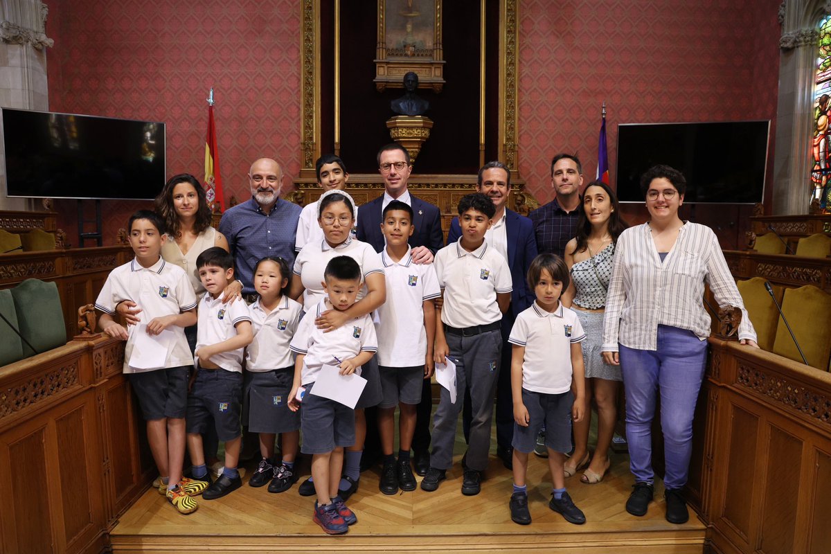 Llorenç Galmés (@ll_galmes) on Twitter photo Un privilegi rebre al <a href="/ConselldeMca/">Consell de Mallorca</a> un grup d'alumnes i docents molt especials: els finalistes del Col·legi Balmes al concurs RetoTech.
El seu projecte, la sensocàpsula, és una cabina de regulació emocional que ajuda infants amb trastorns de l’espectre autista mitjançant Un privilegi rebre al <a href="/ConselldeMca/">Consell de Mallorca</a> un grup d'alumnes i docents molt especials: els finalistes del Col·legi Balmes al concurs RetoTech.
El seu projecte, la sensocàpsula, és una cabina de regulació emocional que ajuda infants amb trastorns de l’espectre autista mitjançant
