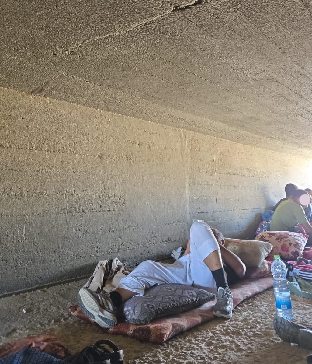 הנגב ללא מקלטים... משפחות בכפרים ערבים-בדואים מסתתרות בתוך מעברים תת-קרקעיים, תחנות אוטובוס מסחריות ומתחת לגשרים...