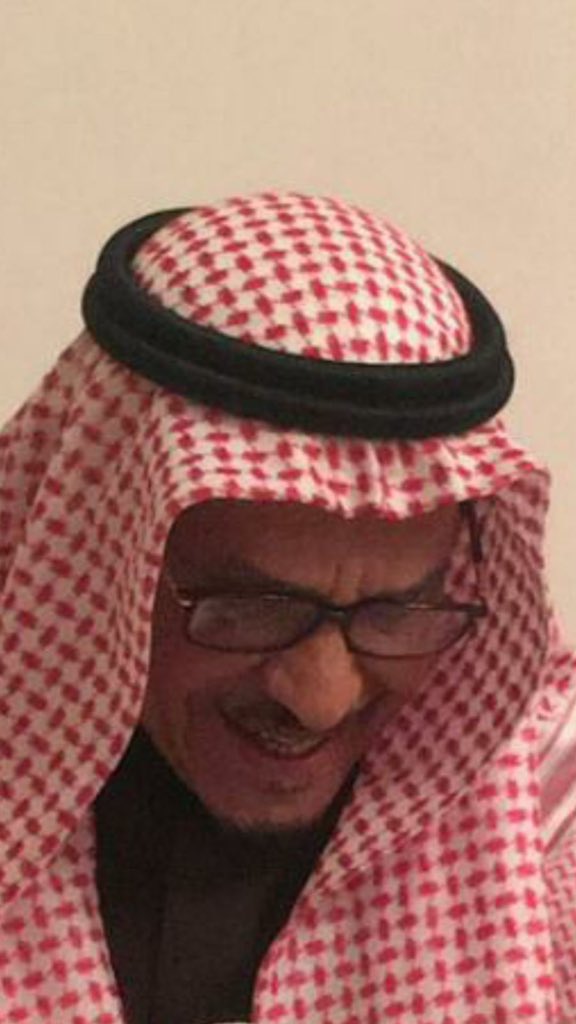 غفر الله لك أبا محمد 
كم كنت أتوق لرؤياك مجددا 
كم حاولت مرارا بلا جدوى
لذلك هذه المرة قررت أن أفاجئك بزيارة
بالفعل تحركت وأنا استحضر جمال اللقاء وروعة الحديث وصدق القول وكرم الضيافة وحكمة القرارات
في الطريق اتصلت مرة ومرتين وثلاث
ثم رد علي ابنه 
وقال: الوالد غادرنا للدار الآخرة