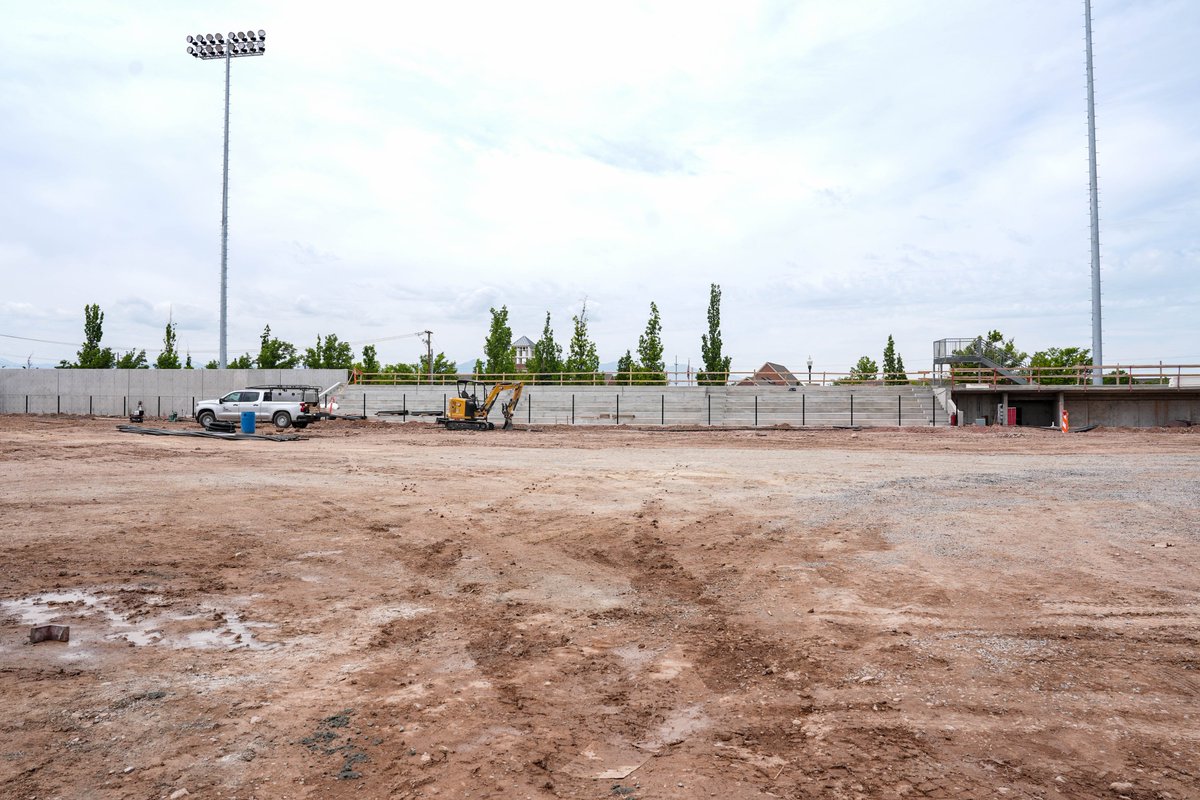 Happy Friday from the new digs 👋

🚧 Steel install is done in the main ballpark
🚧 We have a batter's eye!
🚧 Subgrade work has begun in prep for turf install

Latest from Charlie Monfort Field at America First Ballpark ⬇️

📝 utahutes.com/sports/2024/8/…