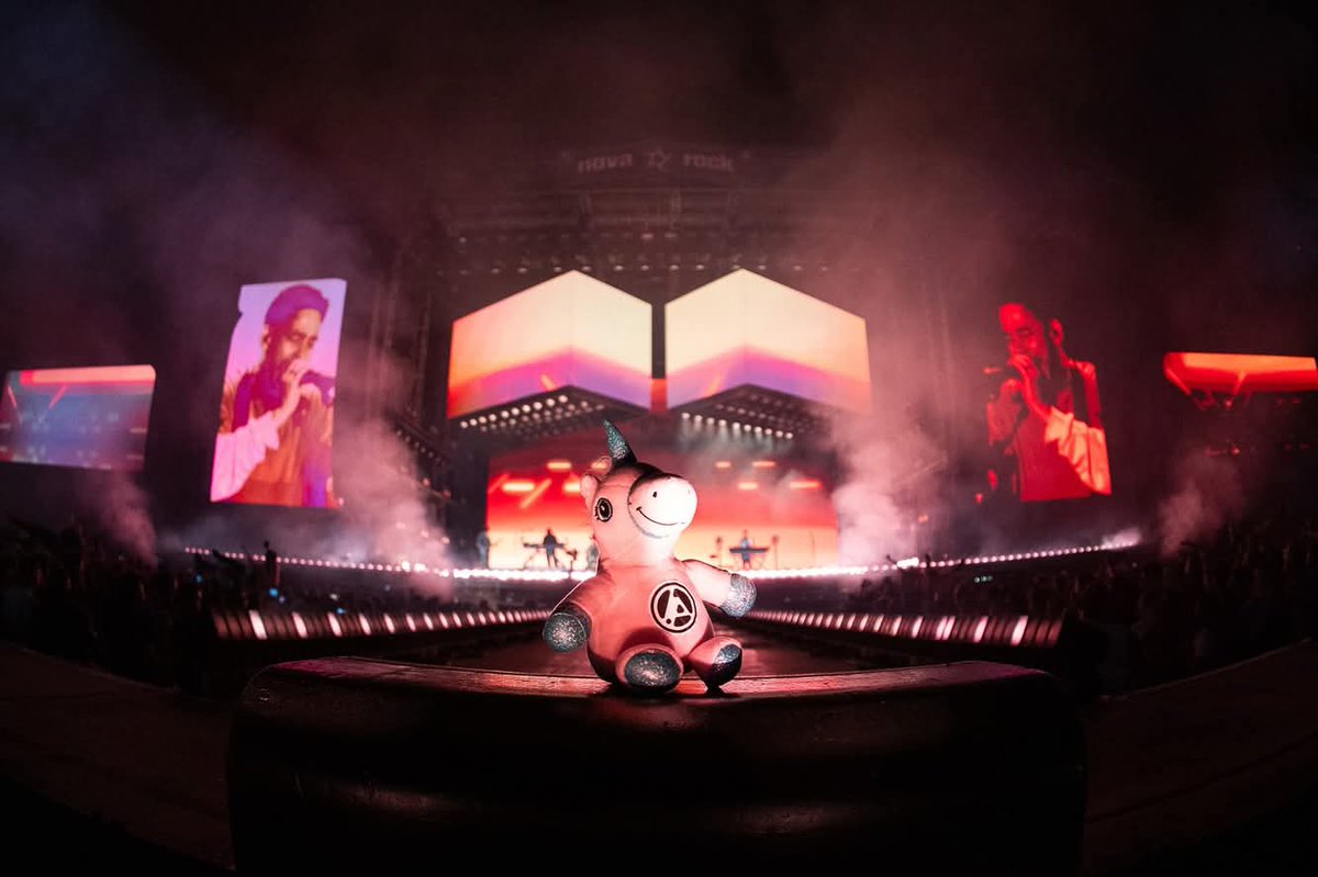 HybridSoldiers's tweet photo. Hilo de fotografías de @linkinpark en su presentación en @NovaRock_at el día de ayer, además del setlist.
📸: @ thomasrannerphotography / @ db_photoat
#NR25 #NovaRock #NovaRockFestival #LinkinPark #FromZeroWorldTour https://t.co/EyZG9qFTYU