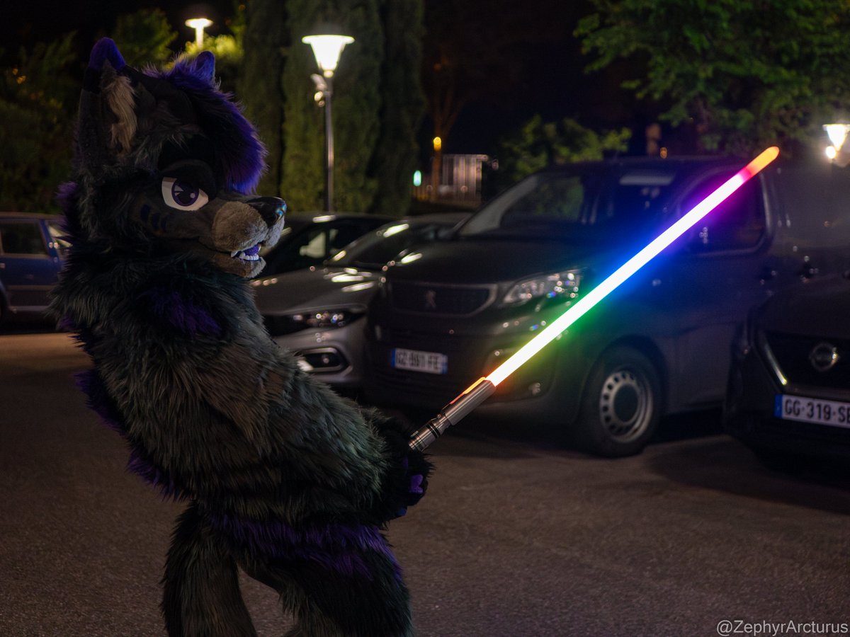 What ? 🙃 Join the dark side👀👀👀
Happy #FursuitFriday😋

📸 : <a href="/ZephyrArcturus/">Zpeh</a> 
#furry #fursuit #fur