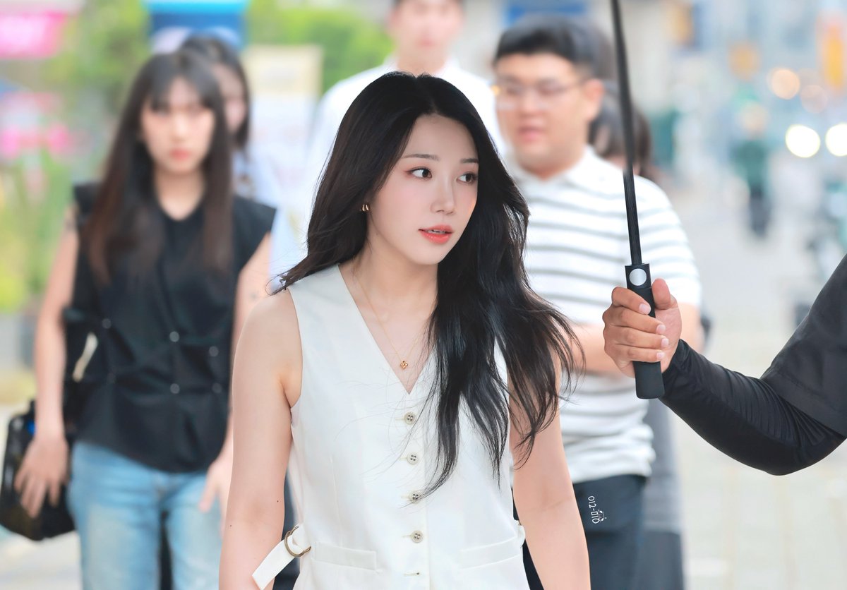 Forever__Eunji's tweet image. 250613 포르쉐 커뮤니티 밋업 은지 프리뷰

@Apinkjej 🐶🐾

언니가 있으면 비오는 날도 기분이 맑아져요 :D

#팬들_보이니깐_댕댕이표정_되는거_너무_치인다 

#Apink #에이핑크 #정은지 #은지 #郑恩地