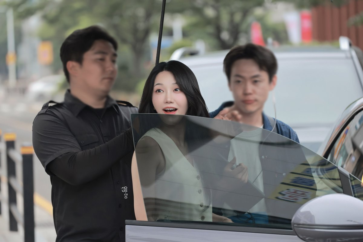 Forever__Eunji's tweet image. 250613 포르쉐 커뮤니티 밋업 은지 프리뷰

@Apinkjej 🐶🐾

언니가 있으면 비오는 날도 기분이 맑아져요 :D

#팬들_보이니깐_댕댕이표정_되는거_너무_치인다 

#Apink #에이핑크 #정은지 #은지 #郑恩地