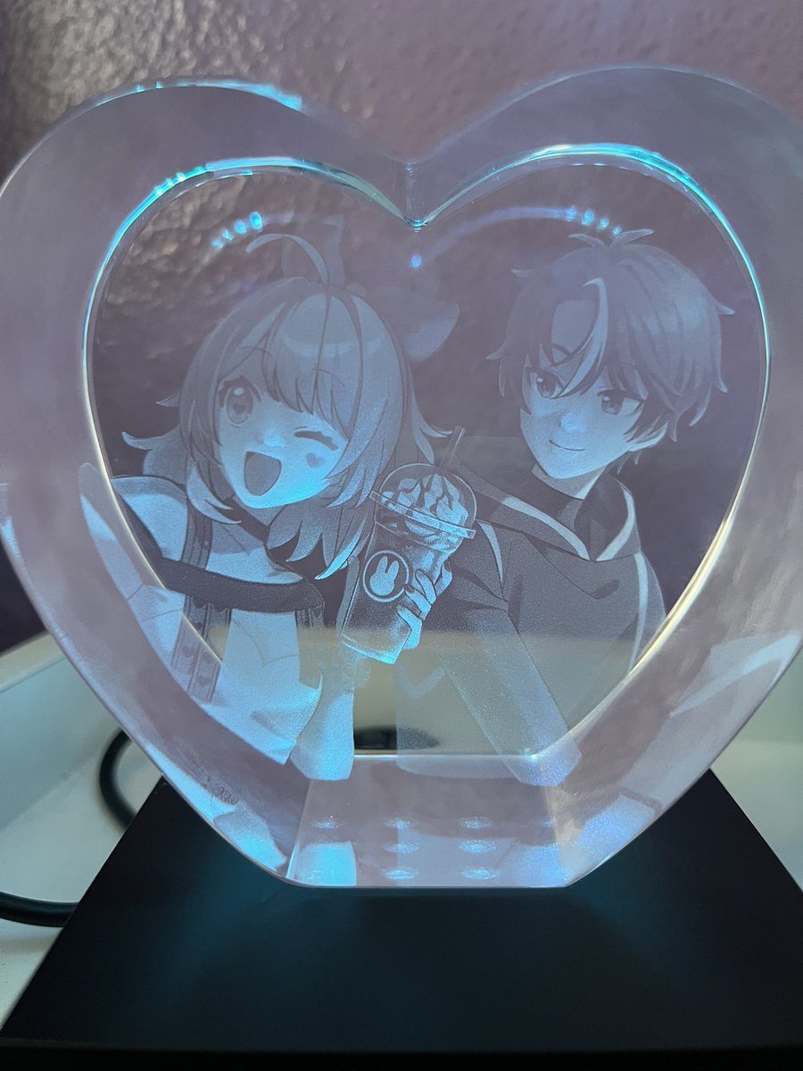 SOBS CRIES THROWS UP

ITS OUR SIX YEAR ANNIVERSARY AND ELPIS GOT ME THIS HEART ART GLASS THINGY WITH US ON IT AND IT HAS A LIGHT THINGY AND AHHHH 🩷🩷🩷🩷🩷🥹🥹🥹🥹 

I LOVE YOU SO MUCH <a href="/ElpisVT/">Elpis - @DAWNTRAIL | Pre-Debut VTuber</a> !!!!