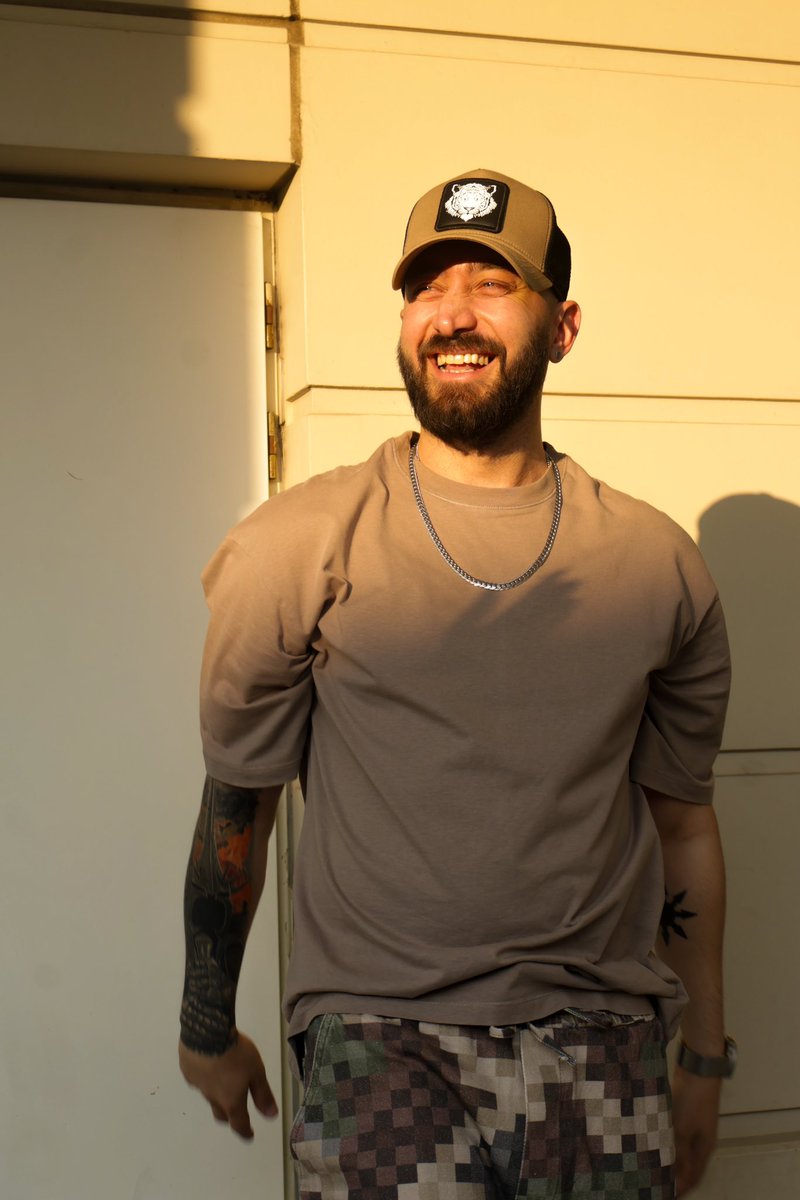 benim kafamın içiyle ilgili problem var dışı düzgün 
o yüzden şapka yakışıyo