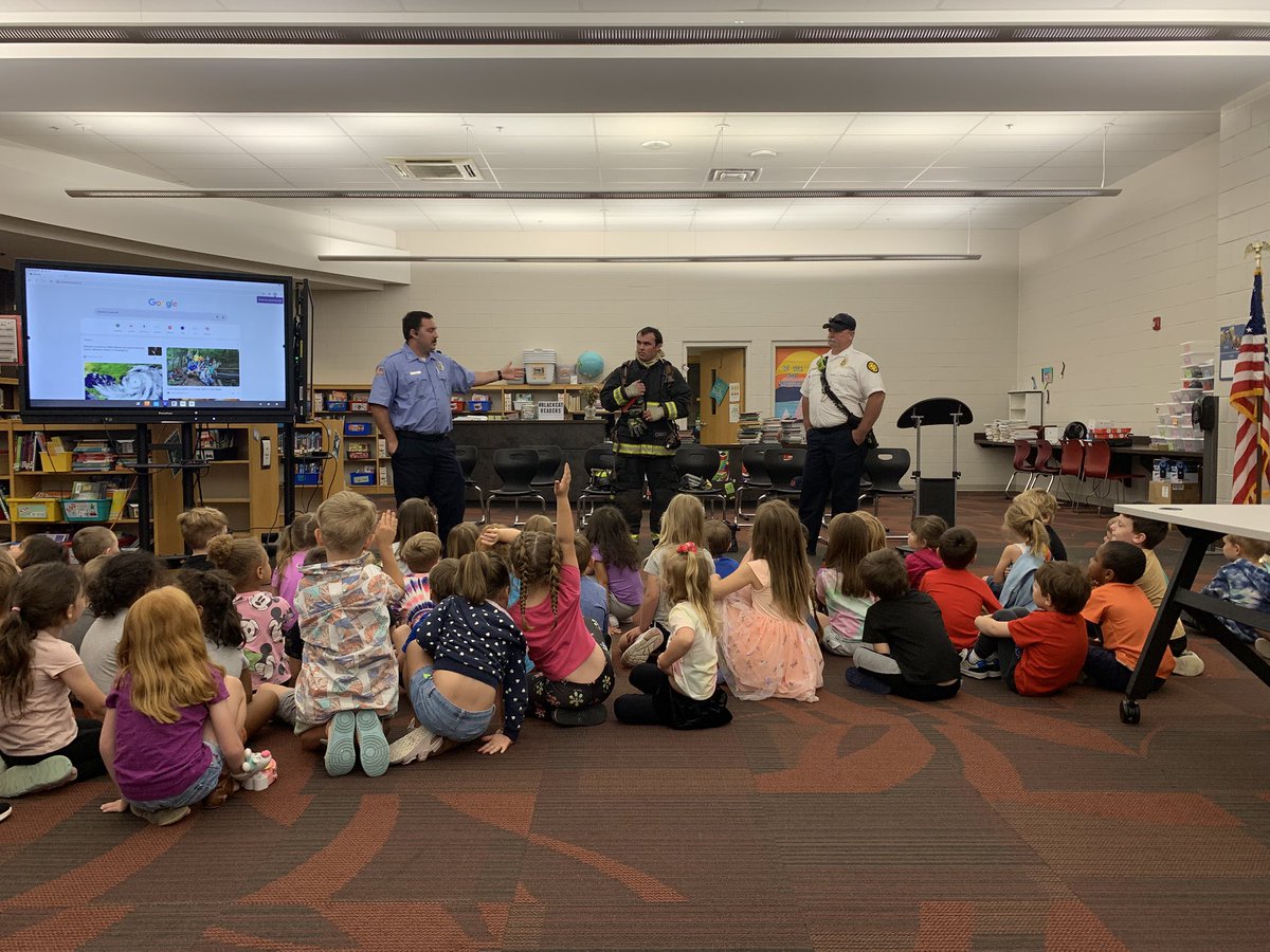 Dunklin Fire is visiting Summer School and answering lots of questions. #GoBlackcats <a href="/DrClintFreeman/">Dr. Clint J. Freeman</a> <a href="/JoeFWillis/">Joe Willis</a>