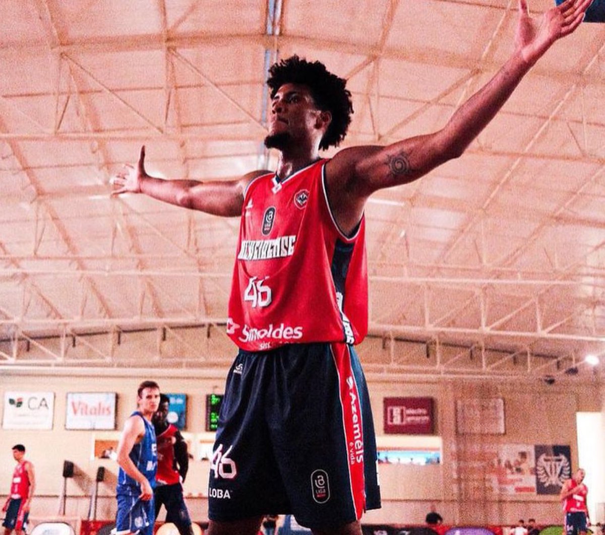 João Embaló, extremo português, vai reforçar o #BasquetebolSCP, avança o <a href="/Noticias_BN/">Basquetebol Noticias</a>.

O atleta chega a Alvalade depois de duas temporadas ao serviço da UD Oliveirense.