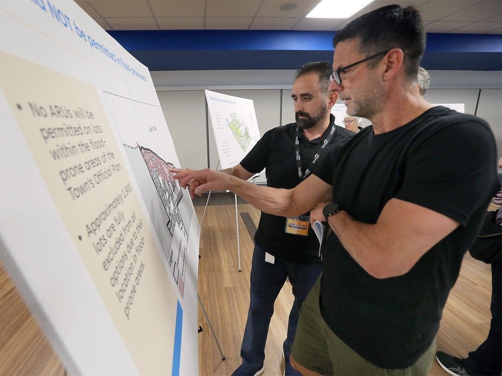 TheWindsorStar's tweet photo. Tecumseh unveils options to tackle housing shortage — fourplexes aren't on the list https://t.co/JfZ1LZnpKk https://t.co/zS454Wf0ZO