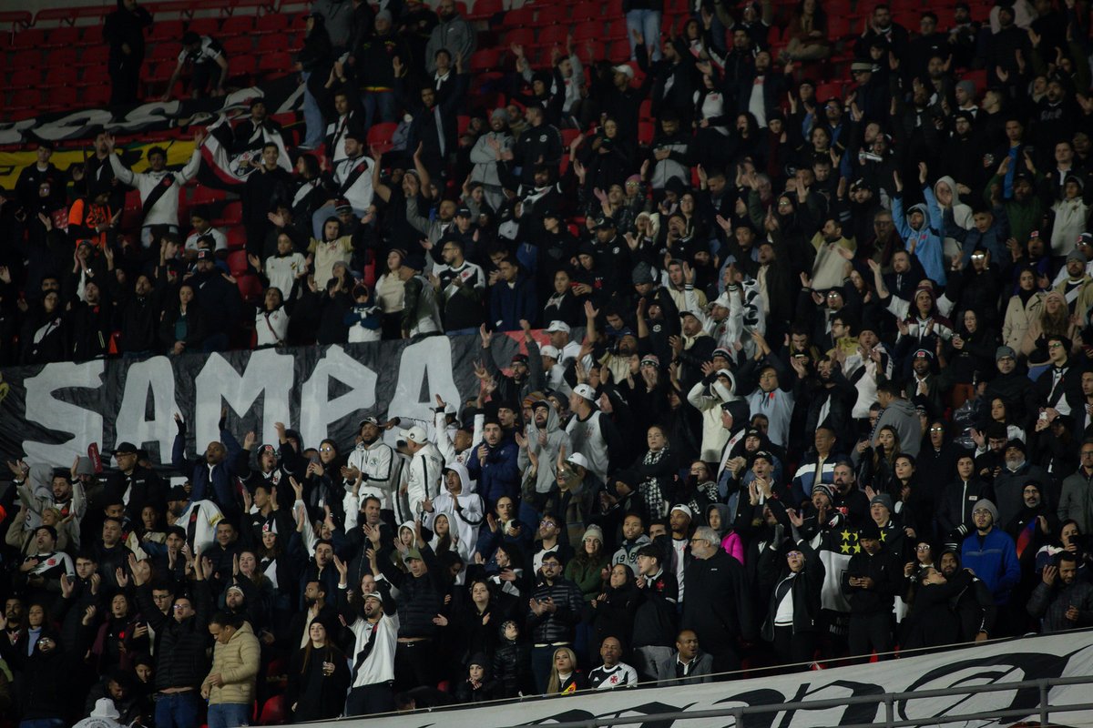 Aquele agradecimento especial a todos os vascaínos e vascaínas presentes na noite de ontem no Morumbis! 👏

SEMPRE LOCAL. 💢

📸: Matheus Lima | #VascoDaGama