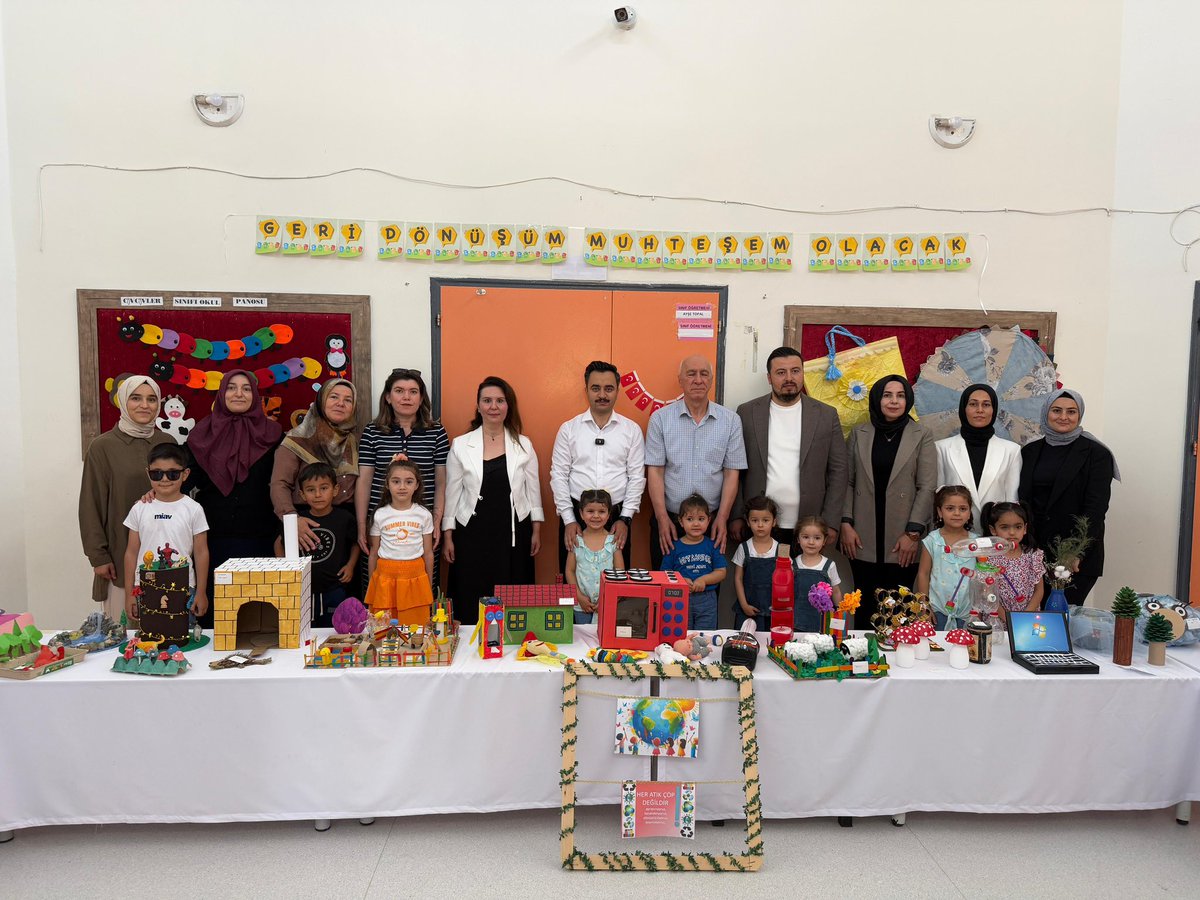 ♻️ Sıfır Atık Geri Dönüşüm Sergisi Ziyaret Edildi
İlçemiz Gıda Anaokulu tarafından hazırlanan Sıfır Atık Geri Dönüşüm Sergisi, Kaymakamımız Sn. Nurullah Cemil Erciyas ve Kurum Amirlerimizin katılımıyla ziyaret edildi.

Minik öğrencilerimizin çevre bilinciyle hazırladığı yaratıcı