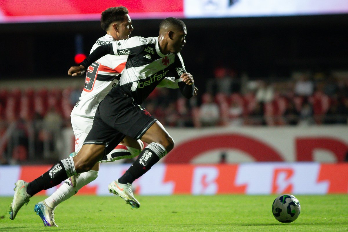 Da série: 𝒏𝒂̃𝒐 𝒂𝒅𝒊𝒂𝒏𝒕𝒂, 𝒗𝒐𝒄𝒆̂ 𝒏𝒂̃𝒐 𝒗𝒂𝒊 𝒑𝒆𝒈𝒂𝒓 🤷‍♂️💢

📸: Matheus Lima | #VascoDaGama