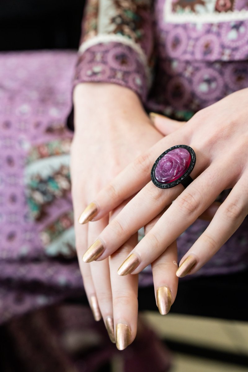 In collaboration with Classic Hardware Jewelry, the Resort 2026 jewelry channels Belle Époque nostalgia through velvet, cameo, and painterly detail. Jewels fit for a Sargent muse @classic_hardware_jewelry #AnnaSuiRE26