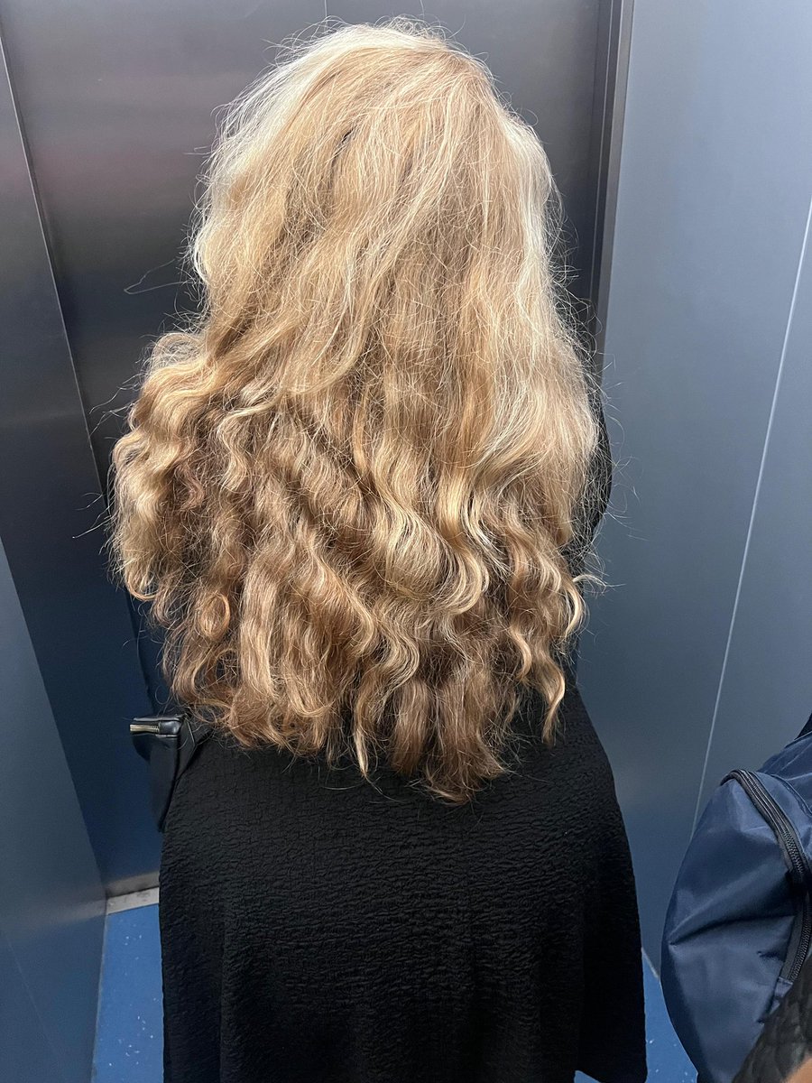 Mijn vlecht mocht nu wel los na zo’n  warme dag 🥵
Ik heb geen krultang nodig 😃
#zeiklozevrijdagavond