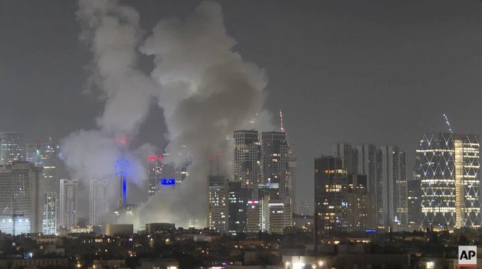 JUST IN: 🇮🇱🇮🇷 Explosions reported in Tel Aviv, Israel following Iranian missile strikes.