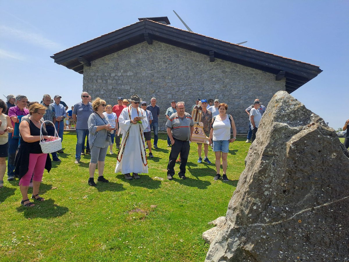 🌿 El refugio de #Askegi, punto de reunión de la Asamblea Ordinaria de Ganaderos de la Sierra Brava Badaia por San Antonio

💦 Misa, procesión, bendición de
monolitos de las 4 cuadrillas de la Sierra: Mendoza, Zuia, Kuartango y Subijana y la comida en hermandad