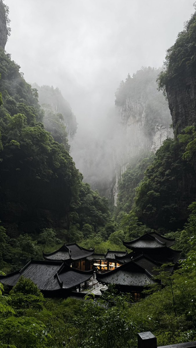 IchibanKasugaga's tweet photo. Wuloong Karst 📍Chine https://t.co/ZElG0aI0qX